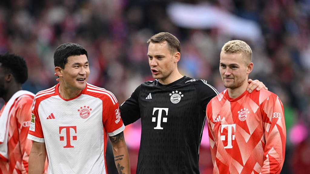 Bayern-Verteidiger Matthijs de Ligt (r.), hier am 9. Spieltag (28. Oktober 2023) gemeinsam mit Min Jae Kim (l.) und Manuel Neuer
