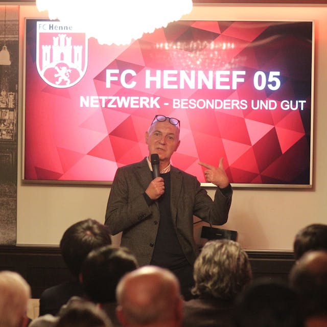 DFB-Präsident Bernd Neuendorf war im Wirtshaus beim FC Hennef 05 zu Gast.