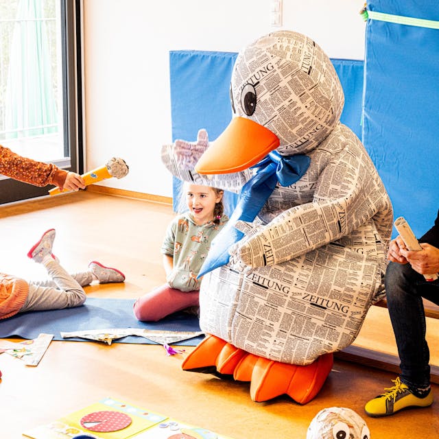 Die Kinder stellen Ente Paula und Redakteur Marcus Bierlein ihre Fragen.&nbsp;Foto: Meike Böschemeyer