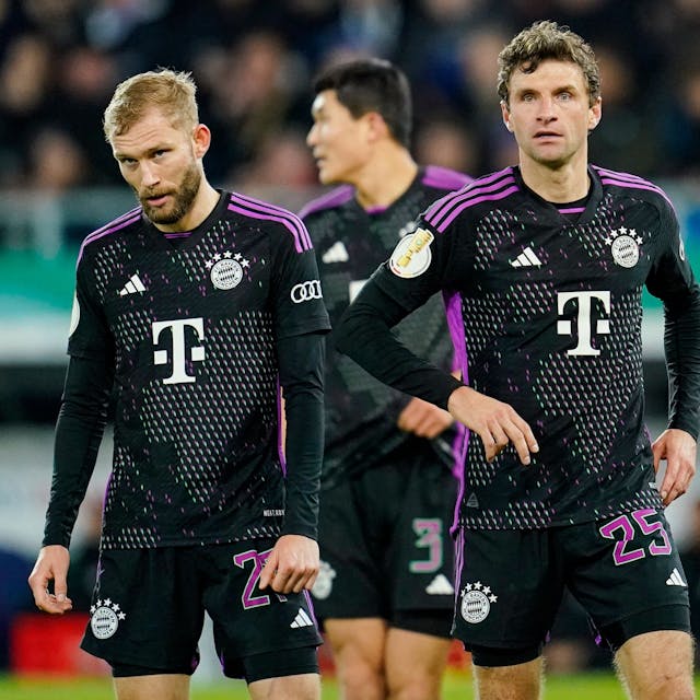 Die Bayern-Profis können es nicht fassen: Im DFB-Pokal ist beim 1. FC Saarbrücken Schluss.