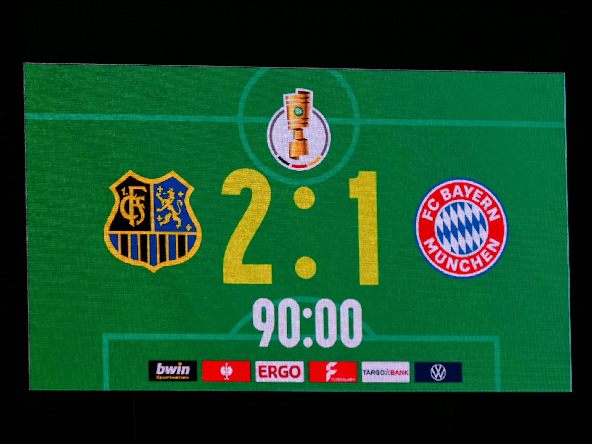 Die Videowand des 1. FC Saarbrücken nach dem 2:1-Sieg gegen Bayern München.