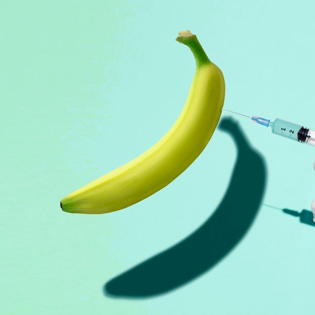 Eine Hand setzt eine Spritze in eine Banane. Symbolbild zu Erektionsstörungen.

Getty Images / Francesco Carta fotografo