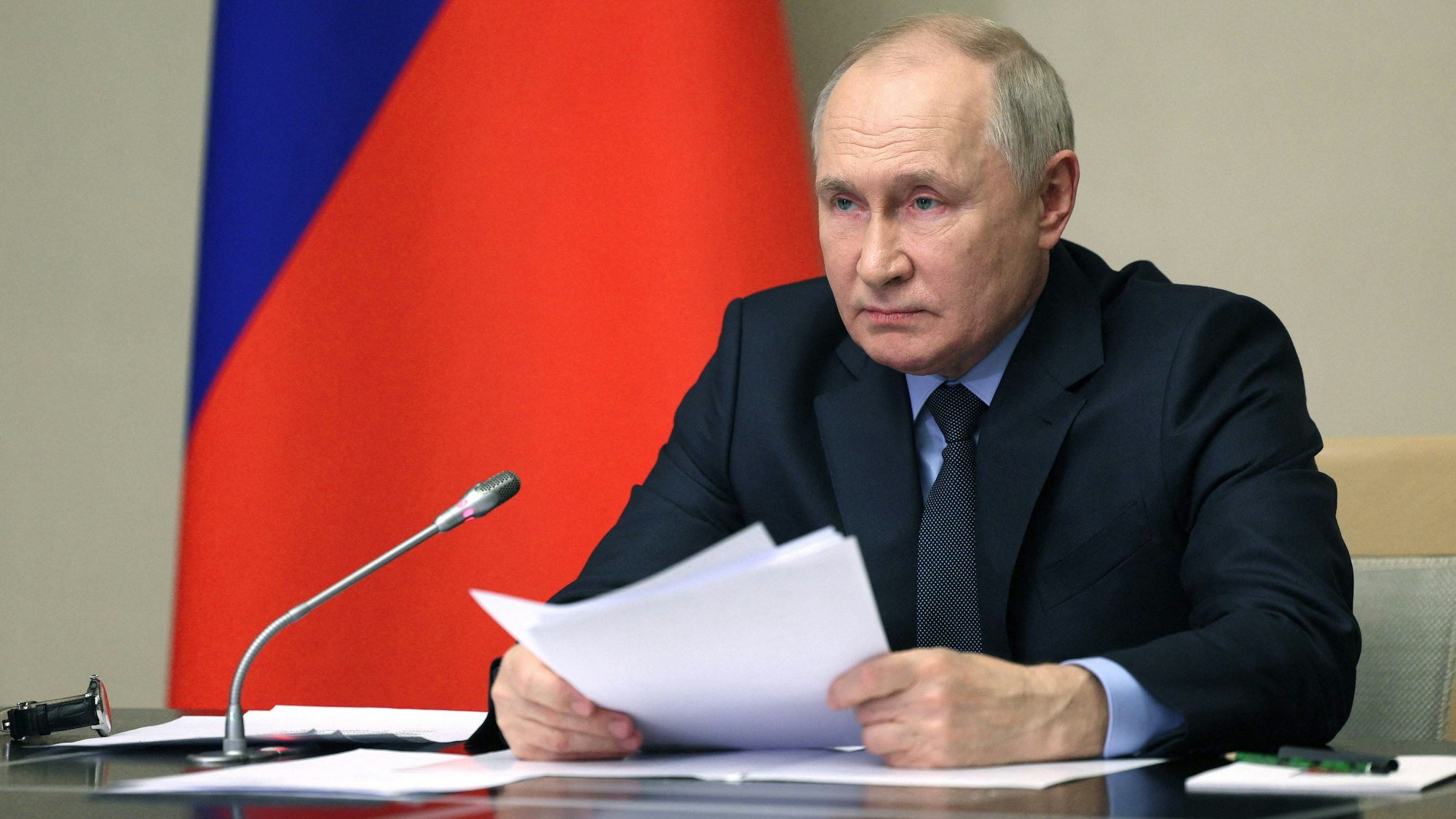Auf diesem von der Agentur Sputnik verbreiteten Foto leitet der russische Präsident Wladimir Putin eine Sitzung mit Mitgliedern des Sicherheitsrates am 30. Oktober 2023 in Moskau.