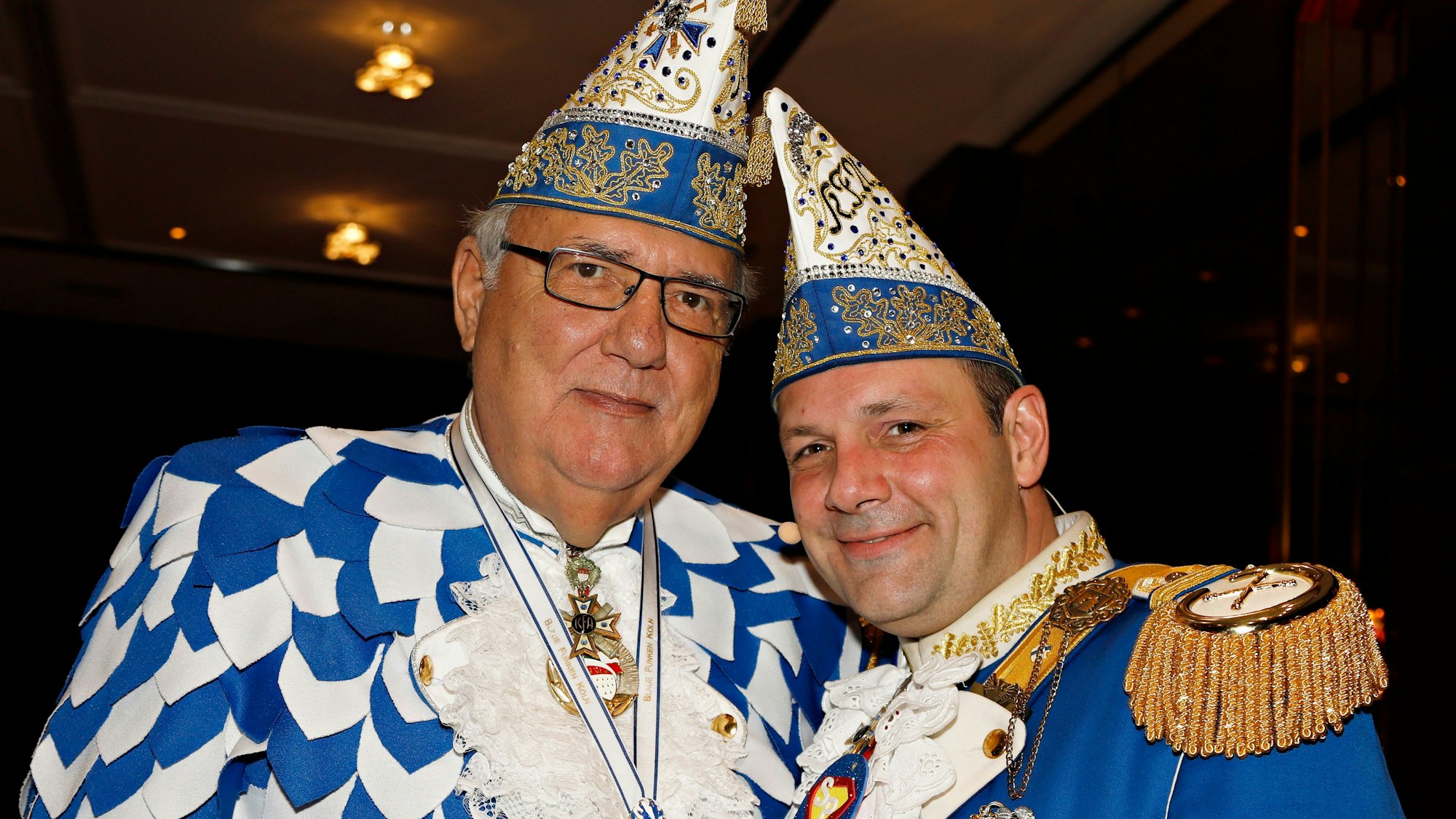 Im Rahmen der Kostümsitzung der Blauen Funken feierte Präsident Björn Griesemann (r.) seinen 43. Geburtstag. Als Geschenk seiner Blauen Funken, ließen sie seinen Vater Peter Griesemann (68) aus Spanien zur Sitzung einfliegen.