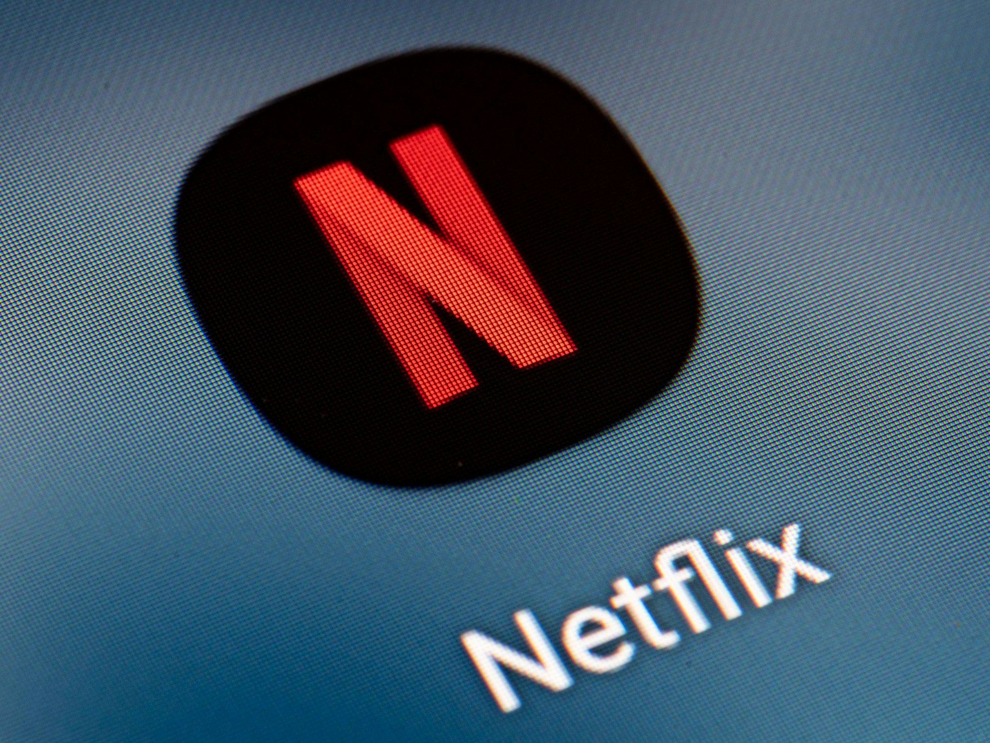 Auf dem Bildschirm eines Smartphones ist das Icon der App Netflix zu sehen.