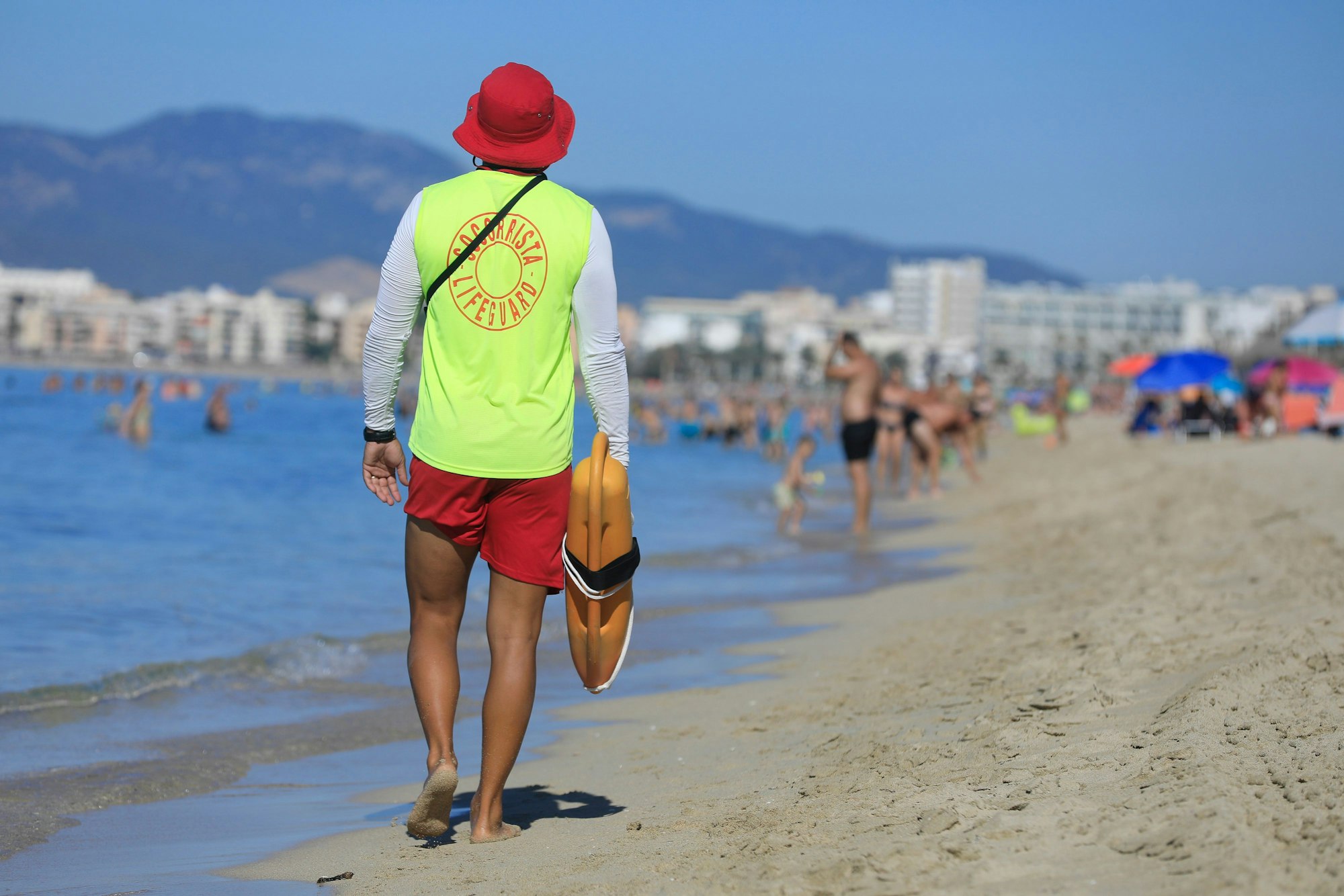 Ein Rettungsschwimmer patrouilliert am Strand von Arenal auf Mallorca.