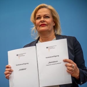 Nancy Faeser (SPD), Bundesministerin des Innern und Heimat, hält eine Verbotsverfügung in den Händen.