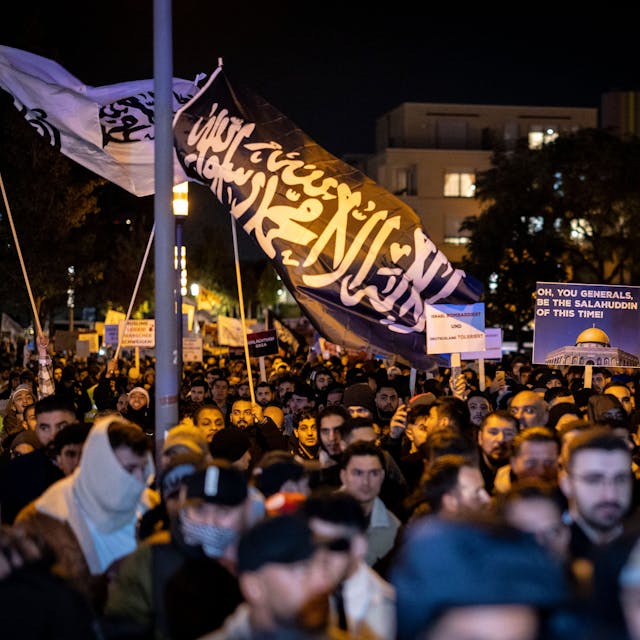 Essen: Eine Fahne mit arabischer Schrift weht bei der Kundgebung „Gaza unter Beschuss - gemeinsam gegen das Unrecht“. Begleitet von starken Kräften der Polizei demonstrierten die Teilnehmer gegen den israelischen Militäreinsatz im Gazastreifen.