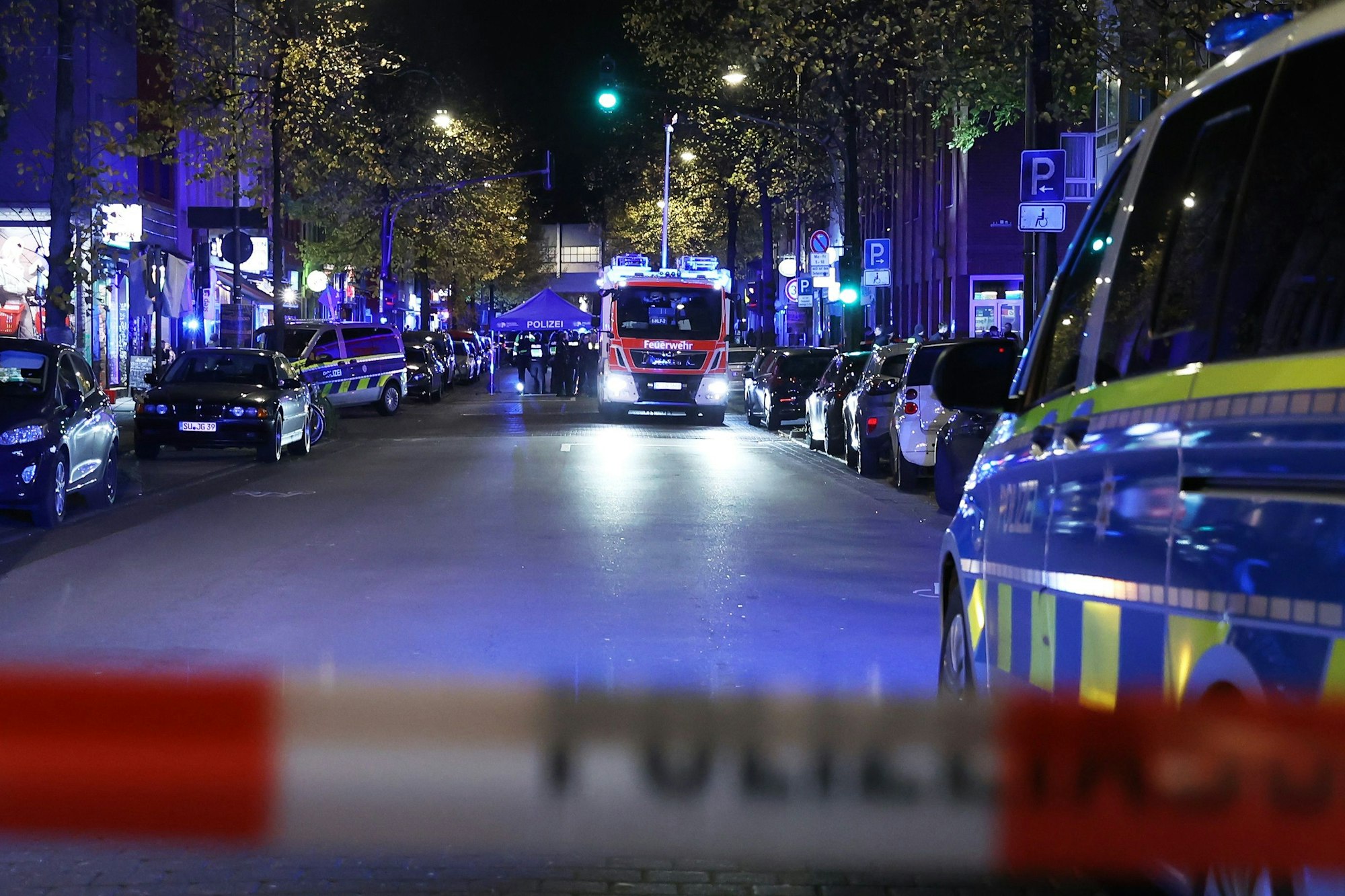 Die Venloer Straße wurde gesperrt. Die Feuerwehr war mit einem Fahrzeug vor Ort, um den Tatort auszuleuchten.



