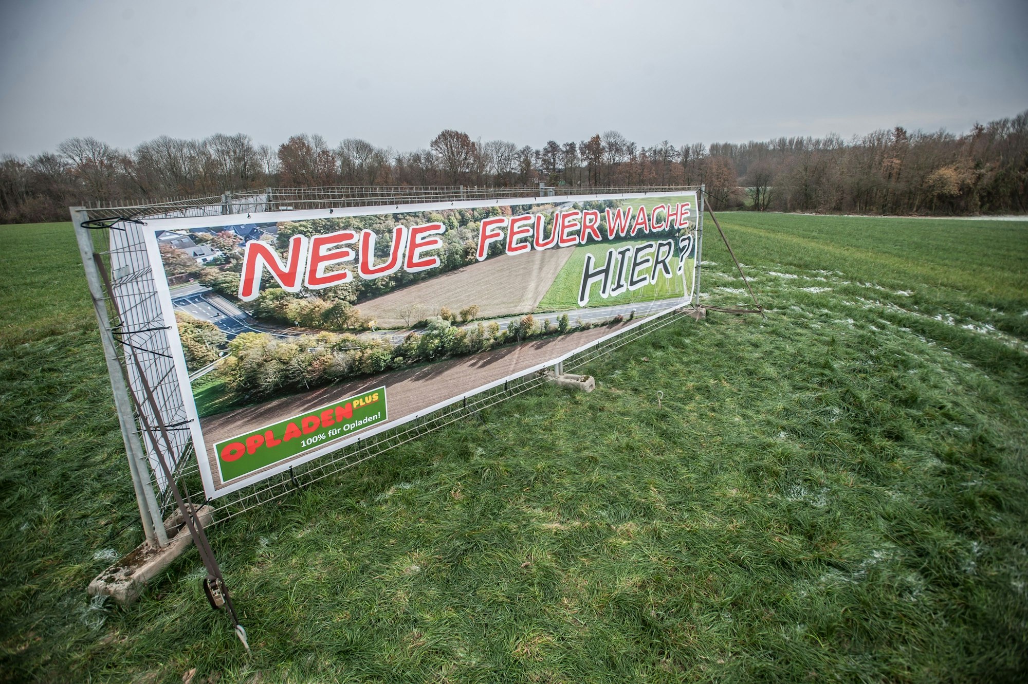Feuer- und Rettungswache Opladen Plus stellt Plakat auf das feld von Landwirt Schlieper auf den heunen.