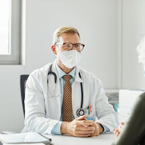 Ein Arzt spricht mit einer Patientin (gestelltes Foto).