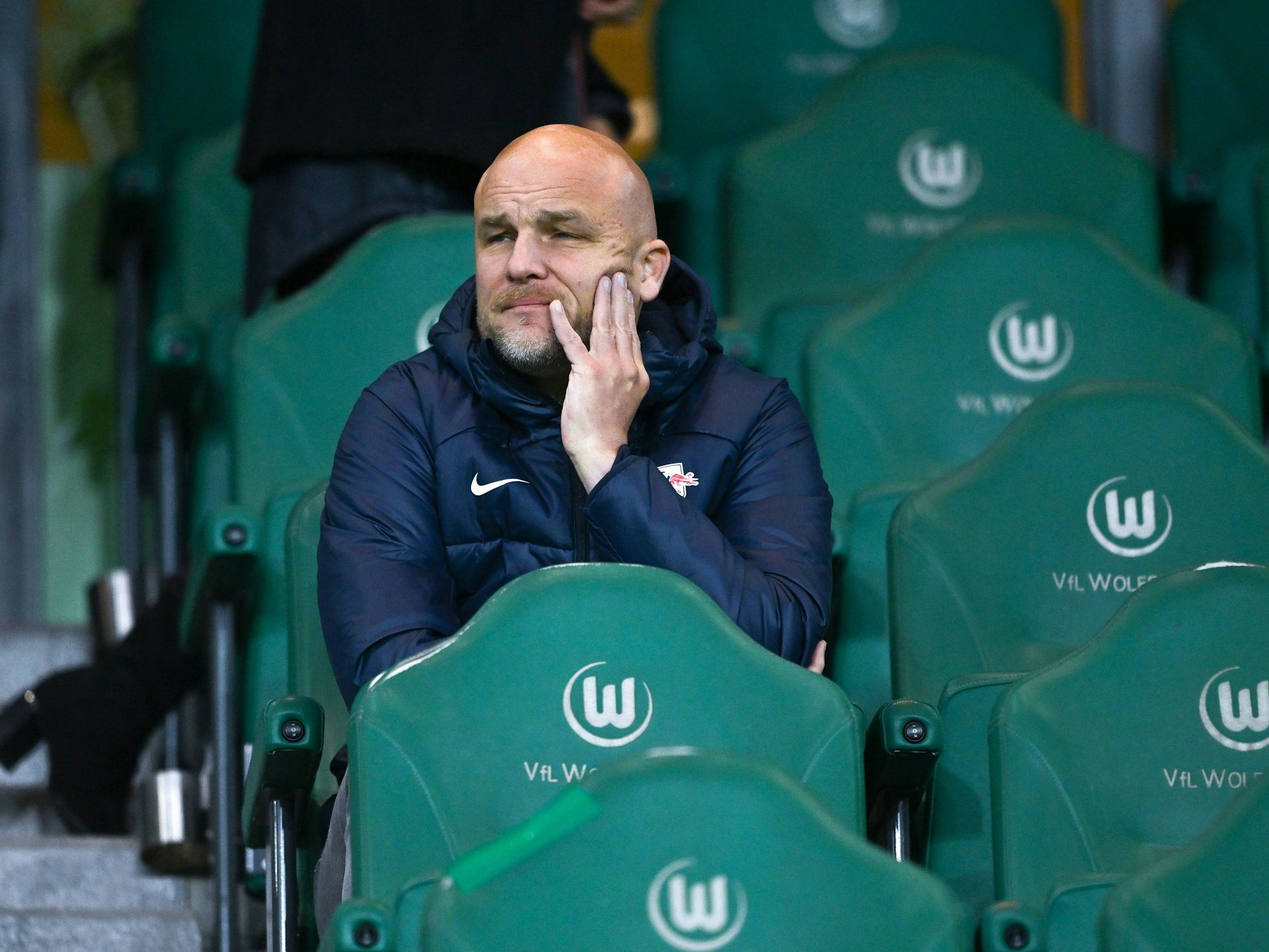 RB-Sportdirektor Rouven Schröder sitzt enttäuscht auf der Tribüne.