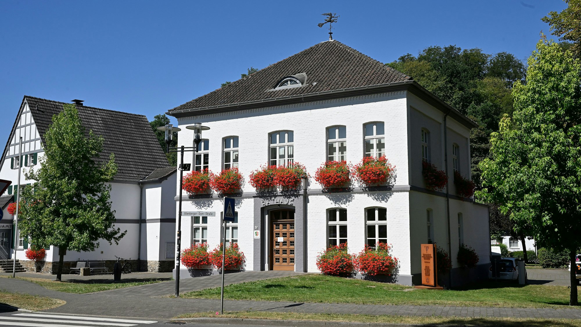 Das Odenthaler Rathaus mit Geranien vor den Fenstern.