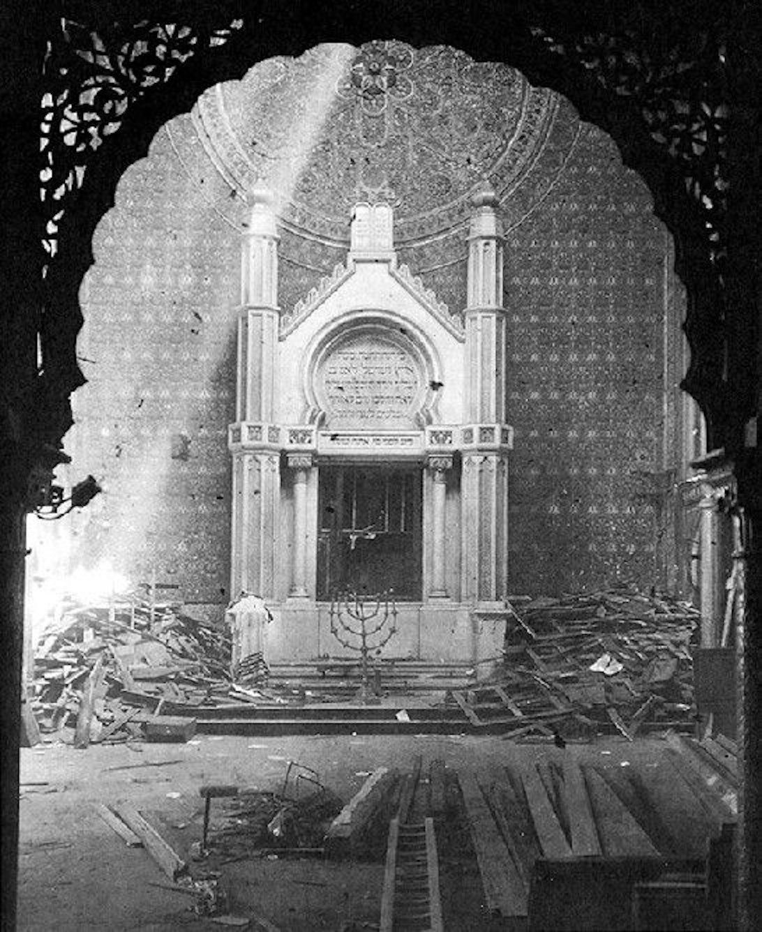 Verwüsteter Innenraum der Synagoge an der Glockengasse im November 1938.