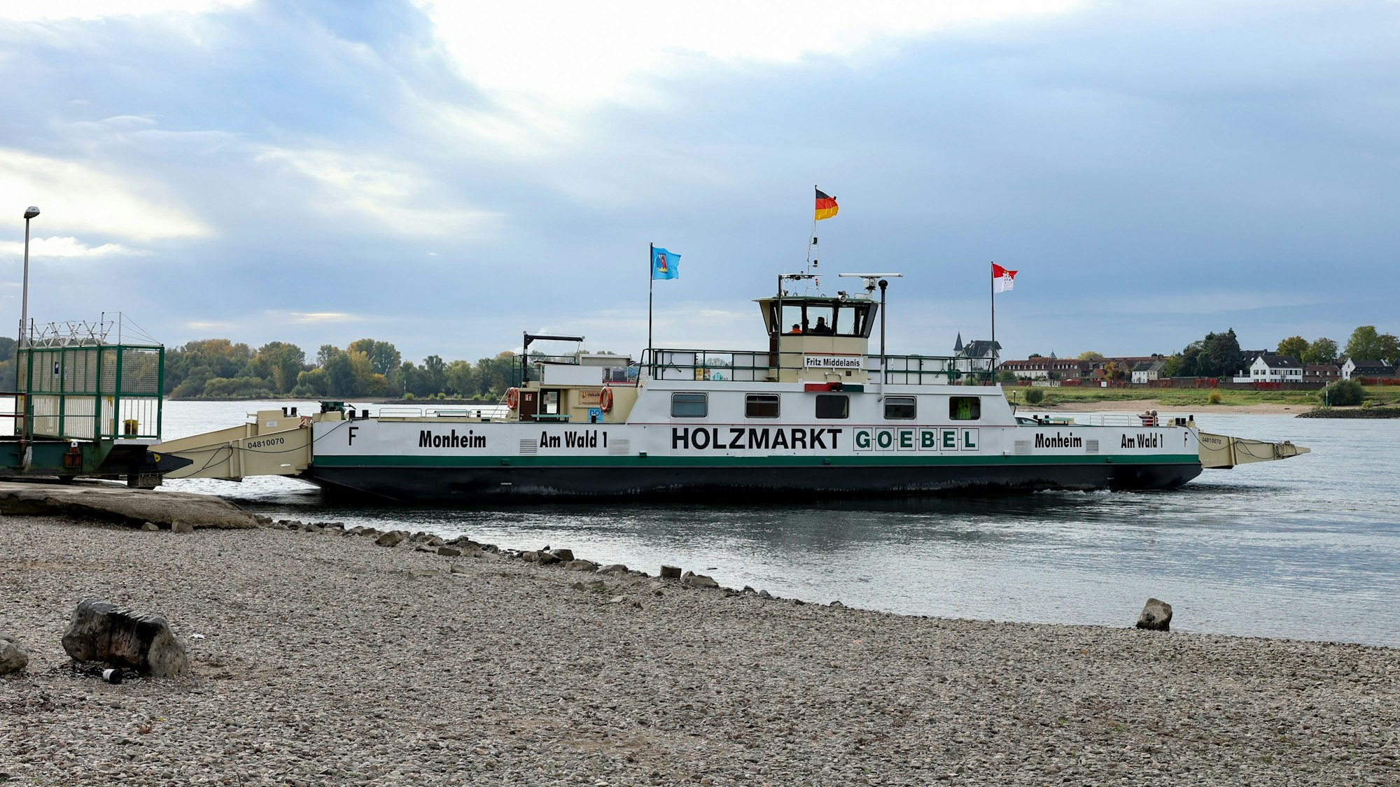 Die Rheinfähre „Fritz Middelanis“ am Ufer.