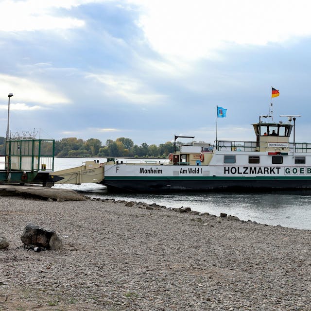Die Rheinfähre „Fritz Middelanis“ am Ufer.