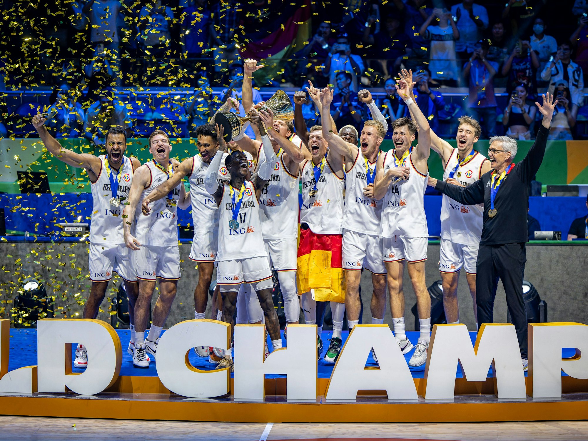 Die deutschen Basketballer stemmen den WM-Pokal in die Luft.