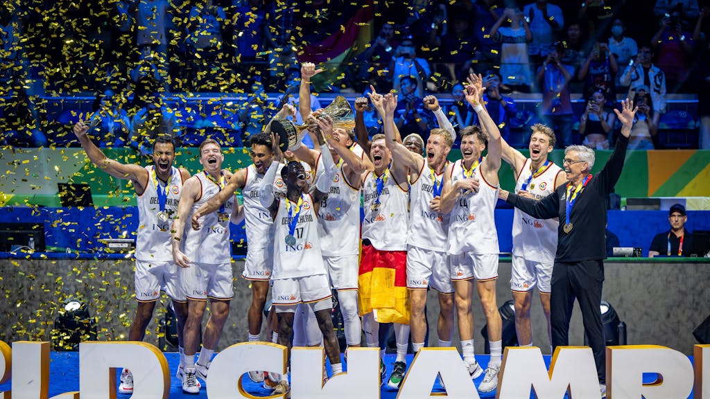 Die deutschen Basketballer stemmen den WM-Pokal in die Luft.&nbsp;