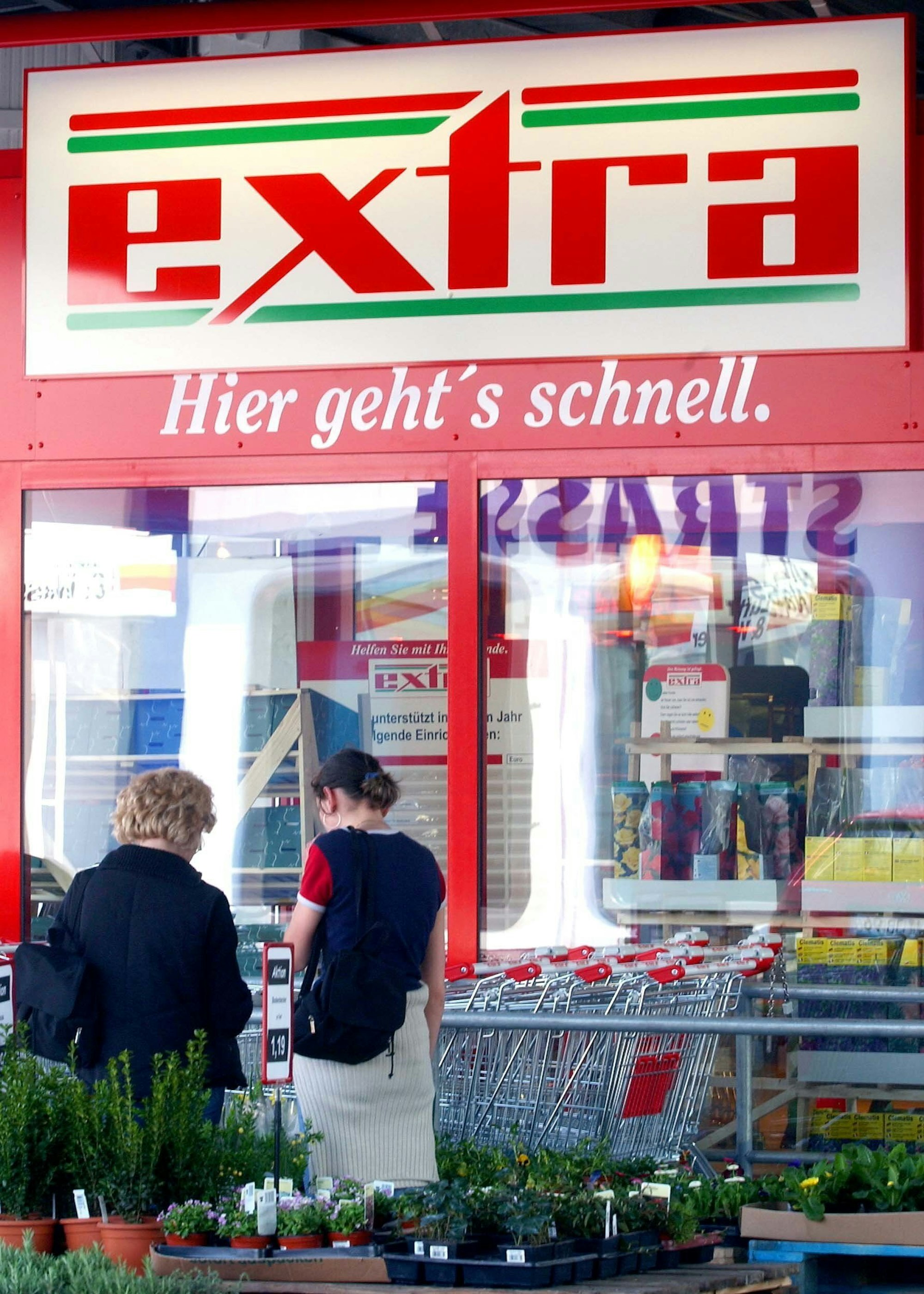 Das Archivbild vom 24.03.2003 zeigt einen Extra-Supermarkt in Düsseldorf.