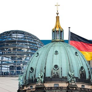 Staat und Kirche - Symbolbild mit den Kuppeln des Reichstagsgebäudes (links) und Berliner Doms