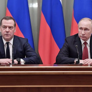 Der Vizechef des russischen Sicherheitsrats Dmitri Medwedew gilt als enger Vertrauter von Kremlchef Wladimir Putin. Nun hat Medwedew Polen mit einer „direkten Konfrontation“ gedroht. (Archivbild)