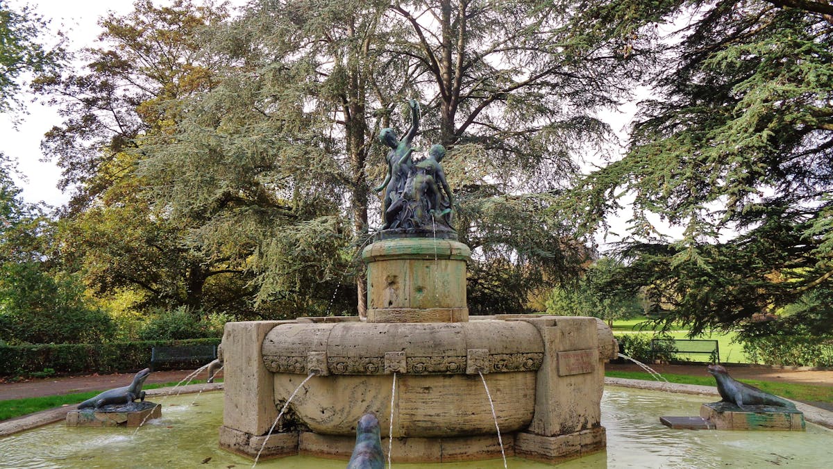 Das Archivfoto zeigt den Märchenbrunnen im Stadtgarten in Köln-Mülheim mit den vier Bronzefiguren.