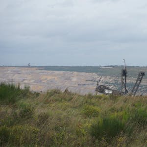 Das Foto zeigt einen großen Bagger im Tagebau