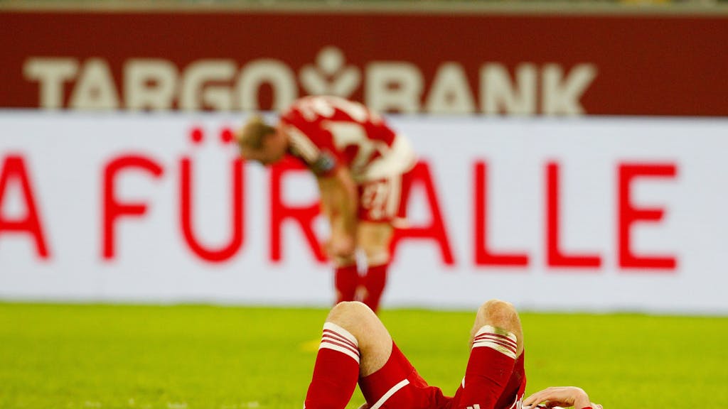 Fortuna Düsseldorfs Isak Johannesson liegt nach dem Schlusspfiff des Spiels gegen Wehen Wiesbaden am Boden.