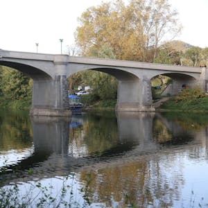 Eine Betonbrücke überspannt den alten Rheinarm an der Insel Grafenwerth,