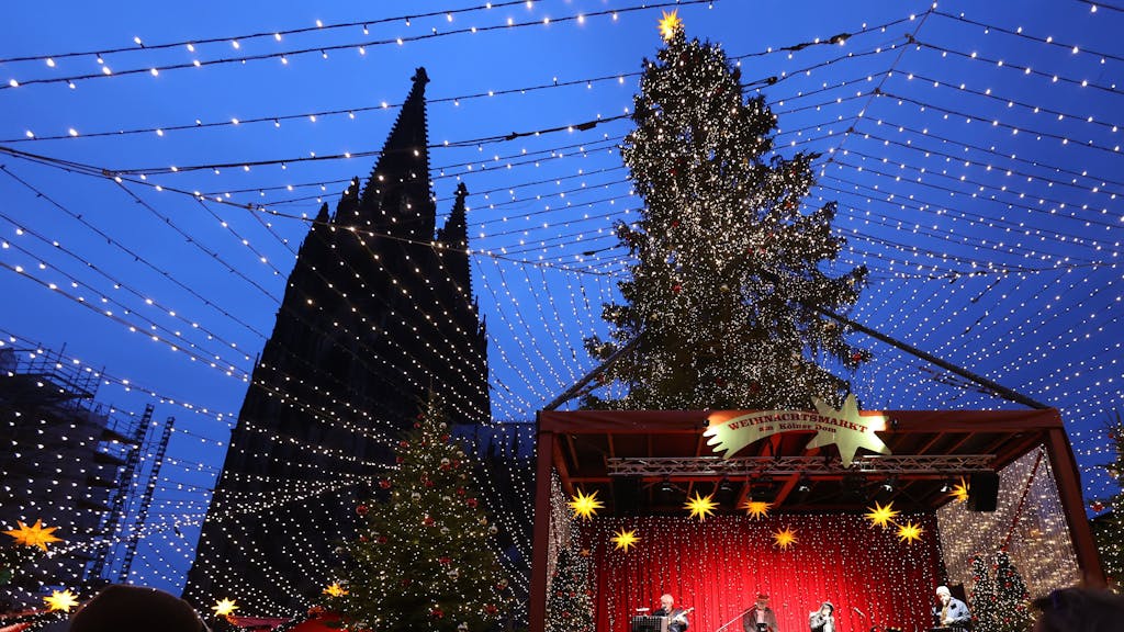Der Kölner Dom mit der Bühne und dem Weihnachtsbaum.