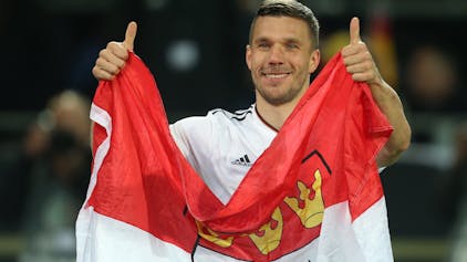 Lukas Podolski verabschiedet sich nach einem Spiel gegen England im Jahr 2017 von der Nationalmannschaft.