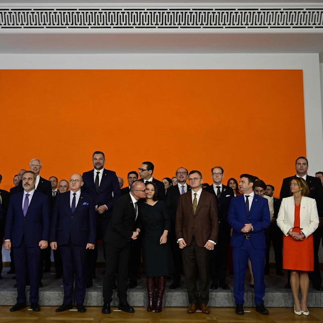 Treffen europäischer Minister am Donnerstag: Beim Gruppenfoto versuchte Kroatiens Außenminister Gordan Grlic-Radman die deutsche Amtskollegin Annalena Baerbock zu küssen.