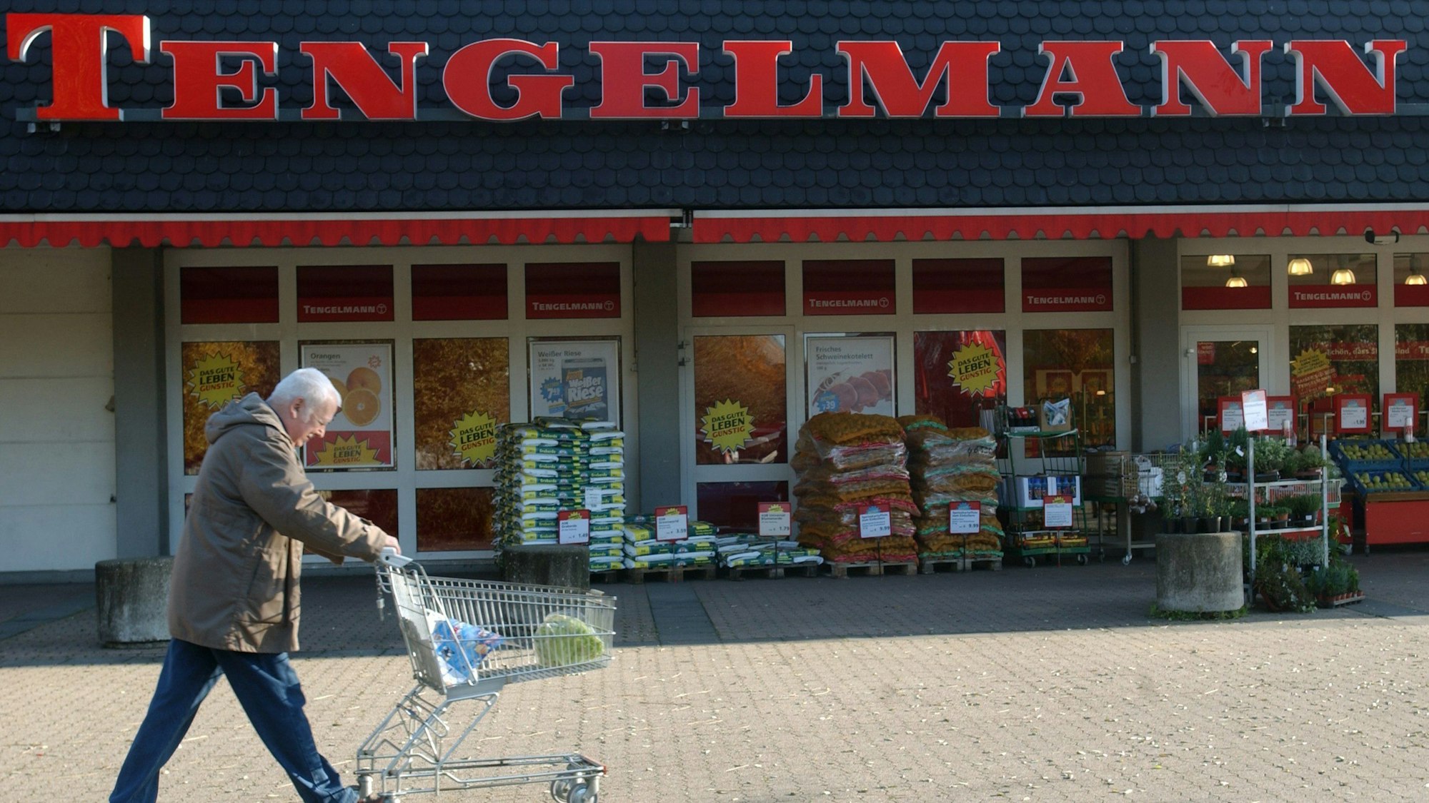 Ein Mann schiebt am Mittwoch (05.11.2003) einen Einkaufswagen vor einem "Tengelmann"-Laden in Mülheim an der Ruhr vorbei.
