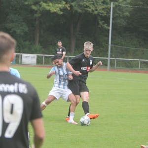Geballte Erfahrung auf der Sechs: Aron Andreasson (rechts) vom FC Hennef 05.
