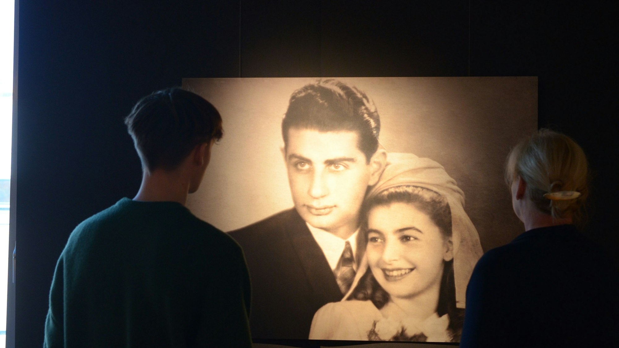 Eines der Bilder, eine Schwarz-Weiß-Aufnahme, zeigt Eleonora Nass und ihren Mann Jerzy. Die glücklich lächelnde Frau, die Lonka genannt wurde, ist die Namensgeberin der Ausstellung im Stadtmuseum.