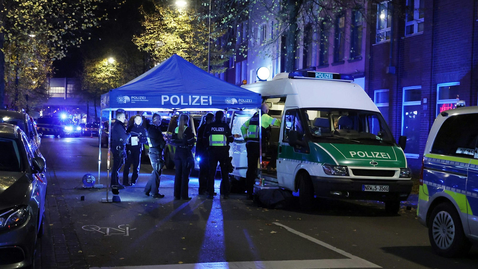 Polizisten sammeln sich am Tatort im Stadtteil Ehrenfeld.



