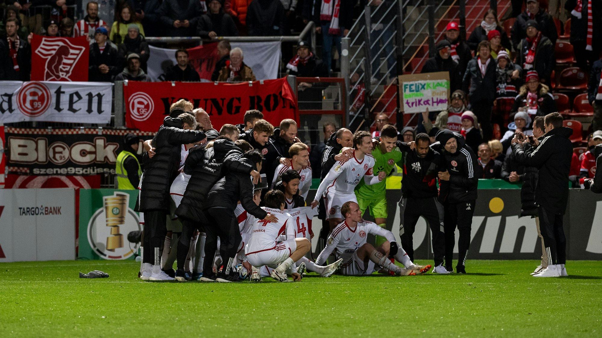 Fortuna Düsseldorf jubelt mit den Fans über den Zweitrunden-Sieg im DFB-Pokal.