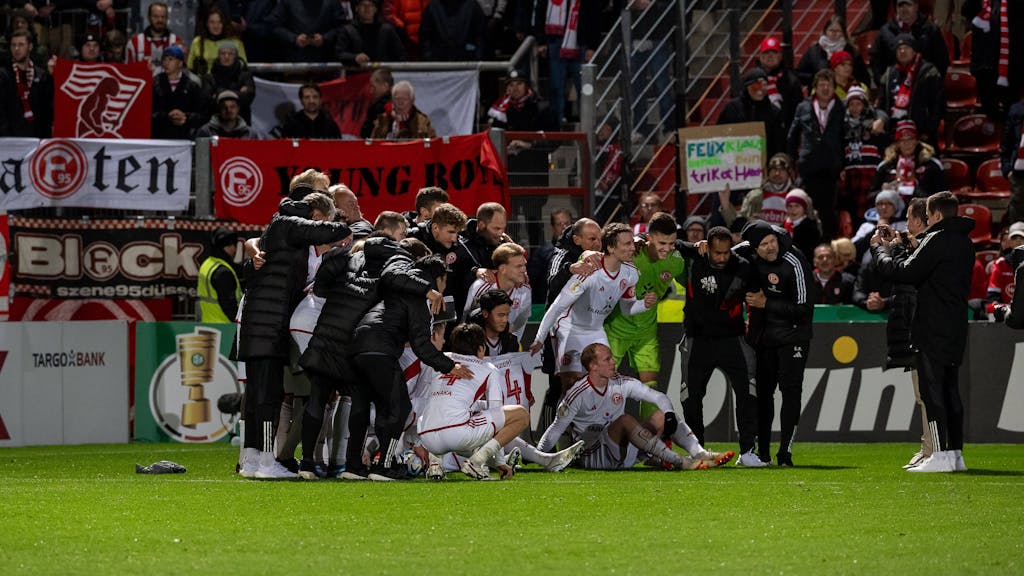 Fortuna Düsseldorf jubelt mit den Fans über den Zweitrunden-Sieg im DFB-Pokal.