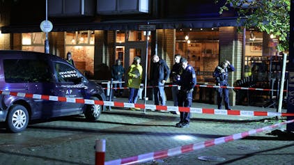 Ermittler der Polizei untersuchen den Tatort in Ehrenfeld am Donnerstagabend.



