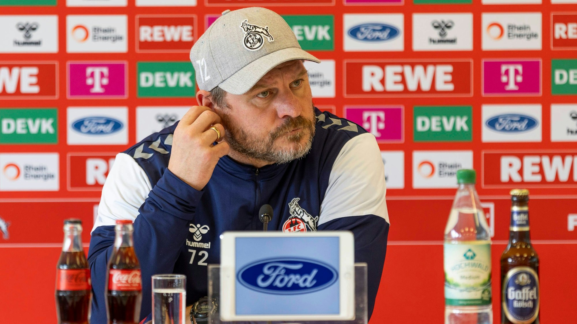 Steffen Baumgart am Freitag auf der Pressekonferenz zum Spiel seines 1. FC Köln gegen den FC Augsburg