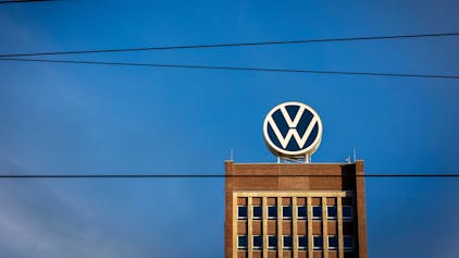 ARCHIV - 28.09.2023, Niedersachsen, Wolfsburg: Das Markenhochhaus im Volkswagen Stammwerk ist am Morgen hinter Leitungen einer Bahnstrecke zu sehen. Volkswagen gibt am 26.10.2023 Zahlen für das 3. Quartal bekannt. Foto: Moritz Frankenberg/dpa +++ dpa-Bildfunk +++