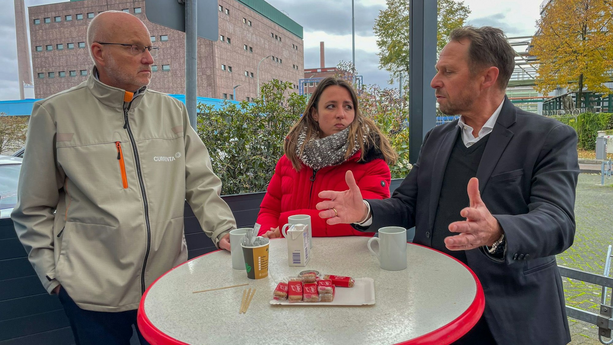 Wollen Zukunftssicherheit für den Standort Leverkusen: Oberbürgermeister Uwe Richrath (r.), Frank Hyldmar, CEO Currenta (l.), und Ina Melches, Bezirksleiterin Leverkusen IGBCE.