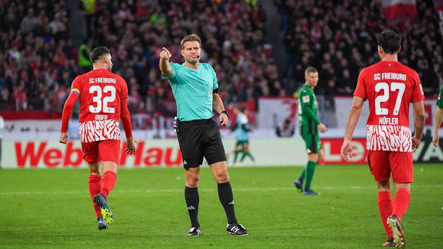 Dr. Felix Brych gibt ein Kommando beim Spiel Freiburg gegen Borussia Mönchengladbach.