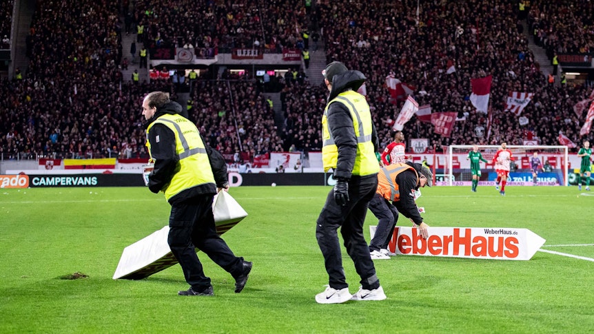 Die Werbebanden sorgten für mehrere Spielunterbrechungen beim Freiburg-Spiel gegen Borussia.