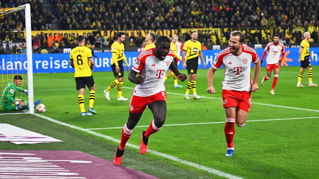 Dayot Upamecano jubelt über die ganz frühe Führung für den FC Bayern gegen Borussia Dortmund.