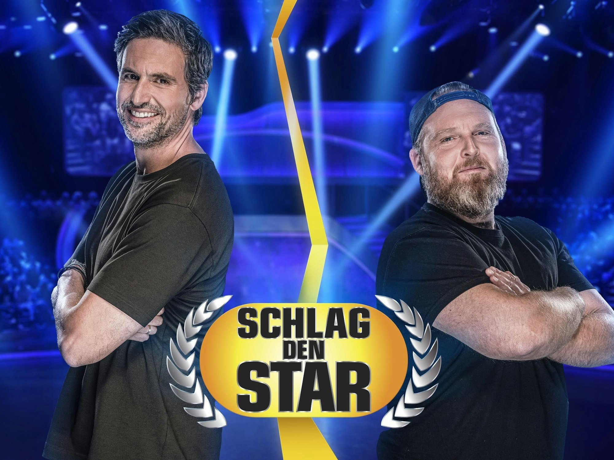 Das Foto stammt aus der ProSieben-Show Schlag den Star und zeigt die Schauspieler Tom Beck (l.) und Axel Stein (r.) mit verschränkten Armen.