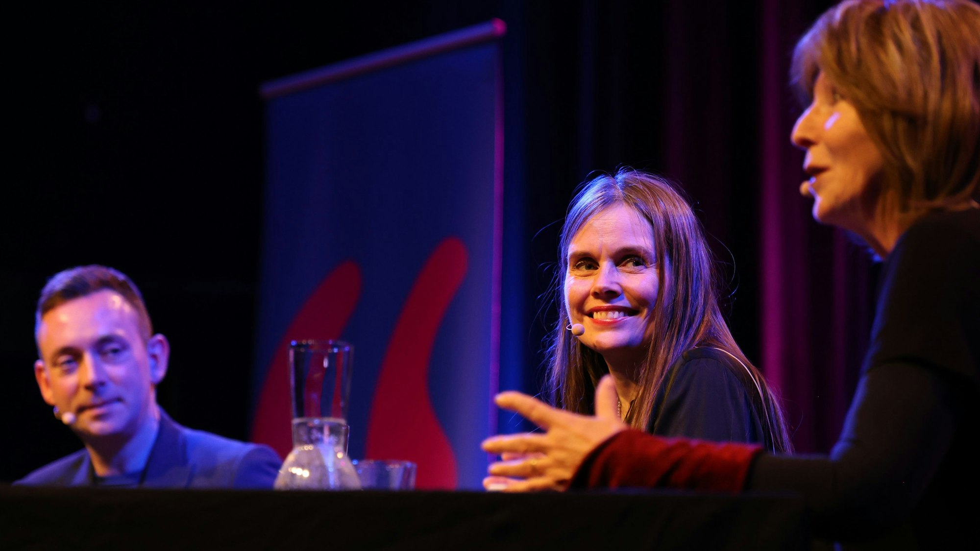 Katrin Jakobsdottir (Mitte) und Ragnar Jonasson stellten in der Stadthalle Mülheim ihren Krimi Reykjavik vor, moderiert von Angela Spizig.