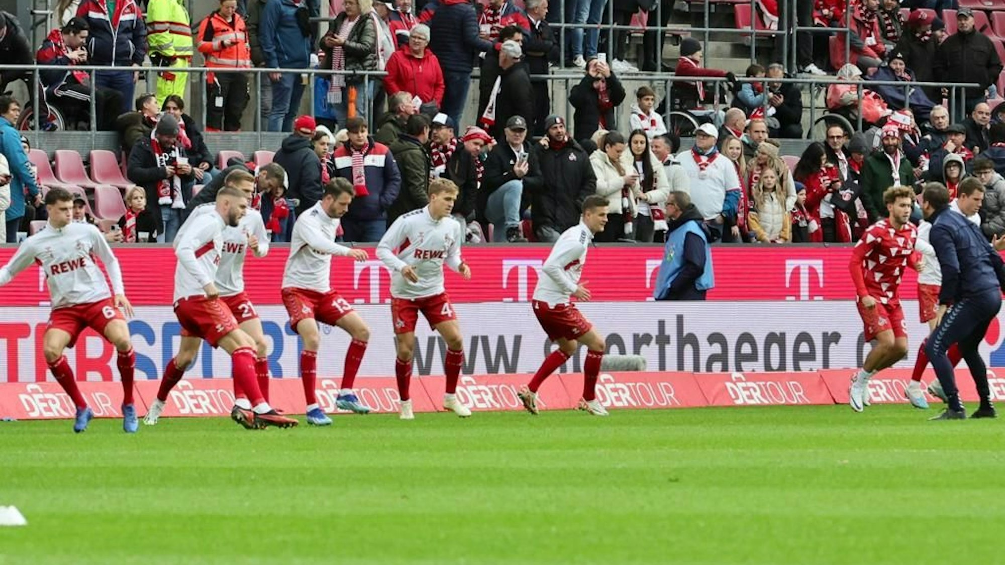 Die FC-Profis machen sich warm für das Spiel gegen Augsburg