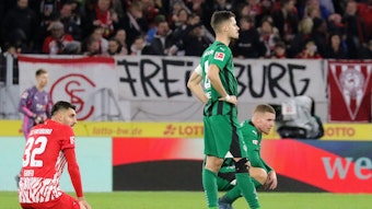 Julian Weigl zeigt seine Enttäuschung nach dem Spiel in Freiburg.