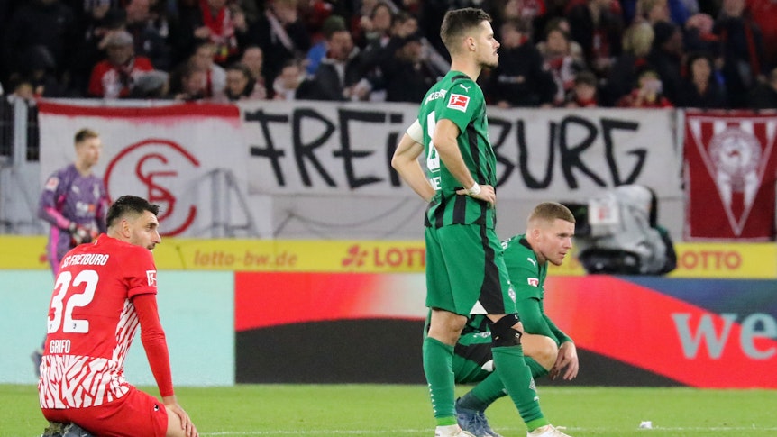 Julian Weigl zeigt seine Enttäuschung nach dem Spiel in Freiburg.